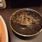カリカリスパイス - 早く食べたくて焦ったので、ちょいピンボケ。
            「真夏に食べたい真っ黒なカレー」こと、
            イカスミカレー（小皿）
