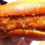 大英堂製パン店 - 揚げソーセージパン（チョリソー）ピリ辛