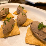 オステリア ラ フェニーチェ - レバーペーストと黒こしょうサブレ