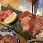 米と焼肉 肉のよいち - 厚切りタン塩食べ比べ(牛&豚)