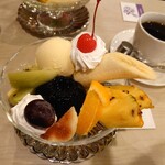 マヅラ喫茶店 - コーヒーゼリーサンデー800円✨12時～の販売。華やかに飾られたコーヒーゼリーは、やや酸味があってフルーツたちとも相性◎。プリンアラモードも想像出来る逸品です！コーヒーも追加(セット価格200円)