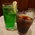 Madura Kissaten - セットドリンクは5つの中からアイスコーヒーとソーダ水を✨単品は各300円ですがセットだと200円に。ソーダ水がメロンソーダで嬉しい誤算。コーヒーは軽くてさっぱり酸味があり食事に合いました。