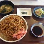 Sukiya - すき家 新居浜外山店 やきそば牛丼 お新香セット