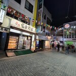 名代 富士そば - 外観風景。奥にはＪＲ東十条駅。