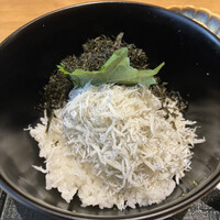 お料理 とみやま - 裏から見ると釜揚げしらすと山葵