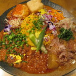 ナマラマサラ - マサラスペシャル　奥：サーモンといくらのカリー　右下：国産豚なんこつと根菜のカリー　左下：マサラキーマ