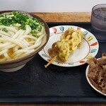 Teuchi Udon Ichiya - かけうどん(大)、イイダコの天ぷら、牛肉の小皿盛り