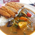 マイカリー食堂 - 彩り野菜の大判ヒレかつカレー