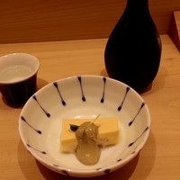 鮨　日本橋　鰤門 - 冷酒&つきだし（蟹豆腐）