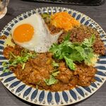 Dining Bar ティグレ - 「スパイシーキーマと本日のカレーの2種盛り」1,400円