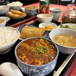 菜香楼 - 麻婆豆腐と春巻きがついたランチメニュー