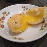 菜香新館 - 胡麻カスタード饅頭②断面