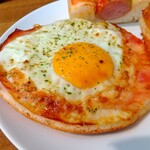 パン工房 KOKO - 目玉焼が乗るパン