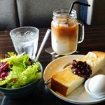 さかい珈琲 - アイスカフェオレ520円 ミニサラダ200円 サービスモーニング 小倉トースト