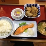 関目食堂 - ご飯（小）、シャケの塩焼き、鶏肉と里芋煮、納豆、味噌汁。