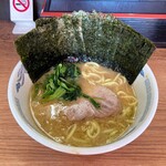 家系ラーメン みさき家 - ラーメン700円麺硬め。海苔増し100円。