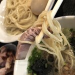 支那ソバ 小むろ - 刻みﾁｬｰｼｭｰと麺を一緒に食す