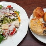 ソルビバ - サーモンのシーザーサラダ、シナモンシュガーパン、クリームパン2つ、ツナコーンパン、さつまいもパン、レモン風味のメロンパン、チョコパン
