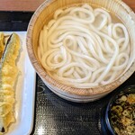 丸亀製麺 - 釜揚げうどんと茄子天。