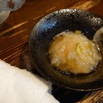 立呑酒場 もつぎん - 帆立の貝ひもわさび和え250円