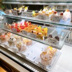 シノン洋菓子店 - ケーキのショーケース