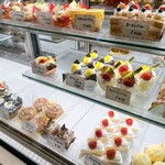シノン洋菓子店 - ケーキのショーケース
