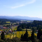そば座敷 平吉 - 山あいの集落と田んぼのコラボが絶景！