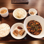 Asian Dining FOOD EIGHT - 麻婆豆腐ランチ 750円　+唐揚げ200円
