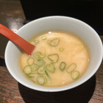 Kuriyan - 丼をたのむとラーメンの豚骨スープがついてきます。これも美味しい