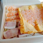 新潟三新軒 - えび千両ちらし（玉子焼きの下に海老といかが顔を出す）