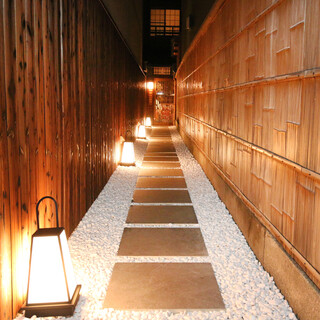 An adult atmosphere typical of Kyoto, an elegant time that will satisfy your heart.