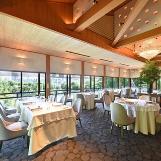 日本屈指の広大な庭園を臨むレストラン