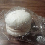 おだふじ - あんこマカロン。大きい黒豆が一粒入り!びっくりうま!!