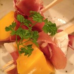 店長おすすめ！「マンゴープリンとカマンベールの生ハムピンチョス」