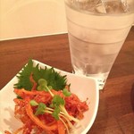 バルンバルン - お水と＜おつまみ１＞韓国珍味　さきいかキムチ