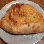 ナユタベーカリー - Ciabattina paneっぽいパン生地に茄子やお肉などが入ったもの。名前わからず。