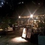 RESTAURANT 1899 - 本郷通り沿い、駿河台三丁目交差点角に、木々のあるテラス席