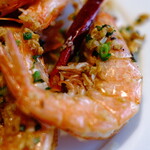 Stir-fried shrimp with garlic heads