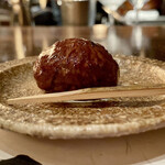 たでの葉 - 栗の渋皮煮
      栗は茨城県産、大きな栗をこちらで炊いた渋皮煮です。
      栗がホクホクしてます♪
      黒文字の楊枝が品があります。