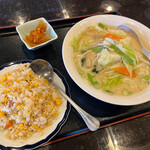 中華料理 辰吉 - 牛骨野菜湯麺＋半チャーハン