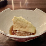 たでの葉 - 青茄子の天ぷら
      このタイミングで天ぷらを挟むのも気分を変える意味でも良いかと思います。
      青茄子が物凄く暑いので火傷に注意！
      天つゆの中で崩しながら、茄子に油の相性ですからそりゃ美味しいのです♪