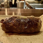 たでの葉 - 鹿児島産 天然鴨のつくね
      昨年2月に網で捕獲し冷凍にした鴨です。
      網脂で包まれた鴨肉を炭火焼きに。
      タレがさっぱりと鴨肉の味わいそのものが良く感じられます。
      なんて肉肉しい食べ応えの塊なんでしょう！