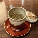 たでの葉 - スッポン出汁の茶碗蒸し
      囲炉裏ではスッポンを焼いてますが、スッポンの食べない部分から出汁を取り茶碗蒸しに。
      出汁だけではなく身も少し、コラーゲンエキスもたっぷりです！
      濃厚な旨味のある茶碗蒸しでした。