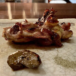 たでの葉 - 熊本県産 スッポン炭火焼き
      部位は肩肉、骨付きの肩甲骨の筋肉質な食感の良さは、噛むほどに旨味が出て来ます！
      添えられた山椒を付けワシワシと。
      出汁であれだけ旨味が出るのですから食べても美味しいのです！