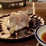 たでの葉 - お刺身 熊本県川辺川 天然鮎
      鮎の脂が皮目にキラキラと、さっぱりとして上品な味わいはとても美味♪
      臭みはまったくありません！
      添えられた胡瓜の塩揉みが、ほんのりと鮎の香りを戻している様な感じがします。