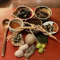 たでの葉 - 八寸
                    ◇ 金時草 お浸し
                    ◇ ヒジキの旨煮
                    ◇ イクラの醤油漬け
                    ◇ 岩もずく
                    ◇ くらかけ豆お浸し
                    ◇ 山菜
                    ◇ 小芋煮っころがし
                    ◇ かぼちゃ煮物
                    ◇ 新銀杏 素揚げ
                    ◇ 手綱蒟蒻
                    ◇ おおまさり