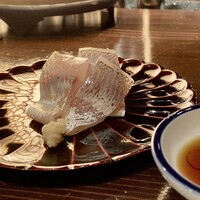 たでの葉 - お刺身 熊本県川辺川 天然鮎
                    鮎の脂が皮目にキラキラと、さっぱりとして上品な味わいはとても美味♪
                    臭みはまったくありません！
                    添えられた胡瓜の塩揉みが、ほんのりと鮎の香りを戻している様な感じがします。