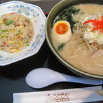 うさぎや - とんこつラーメン・半チャーハン