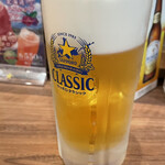 食の宝庫北海道 - ちょい呑みセット(1,408円)のビール。サッポロ クラシック〈ジョッキ〉(605円)である