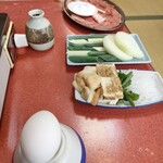すき焼き キムラ - こんな感じで配膳。ご飯はお櫃できました。お茶はやかん。写真取り忘れ。